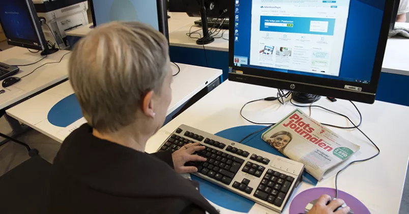 I dag kan du lämna uppgifter till a-kassan digitalt i stället för att posta. Men allra först måste du registrera dig som arbetslös hos Arbetsförmedlingen. Jessica Gow/TT