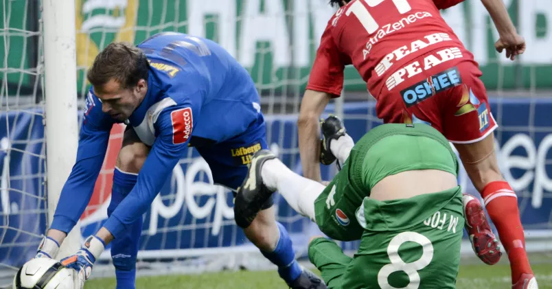 Efter att Unionen och de före detta spelarna lämnade in en konkursansökan mot fotbollsklubben har spelarna fått lön.  Fotbollsspelare i målburen.