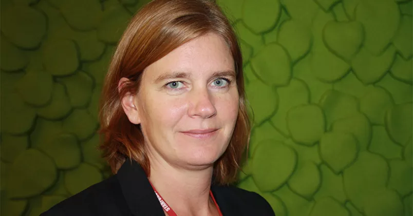 Arbetsmiljön är arbetsgivarens ansvar, konstaterar Cecilia Beskow, samhällspolitisk chef på Unionen. Men psykisk ohälsa ger ofta en komplex sjukdomsbild och i det gränslösa arbetslivet går yrkesliv och privatliv inte så lätt att skilja åt. Därför behövs mer samverkan i det förebyggande arbetet. Cecilia Beskow.