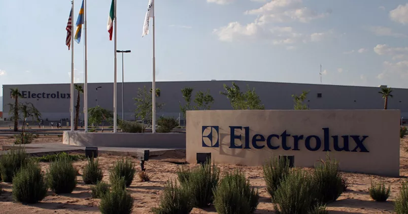 Anställda vid Electrolux fabrik i Mexiko har blivit av med sina anställningar efter att de protesterat mot bristande säkerhetsutrustning mot corona. J.R. Hernandez / AP Photo / TT
