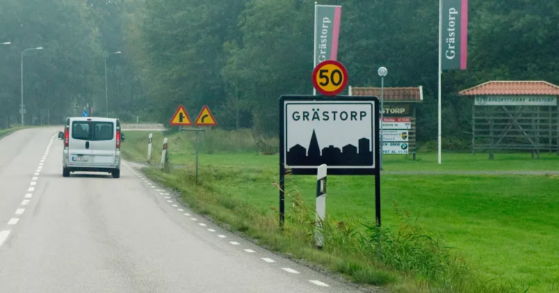 Föräldrar anställda av Grästorp kommun, som delar lika på föräldraledigheten under barnets första ett och halvt år, får en extra månadslön. TT