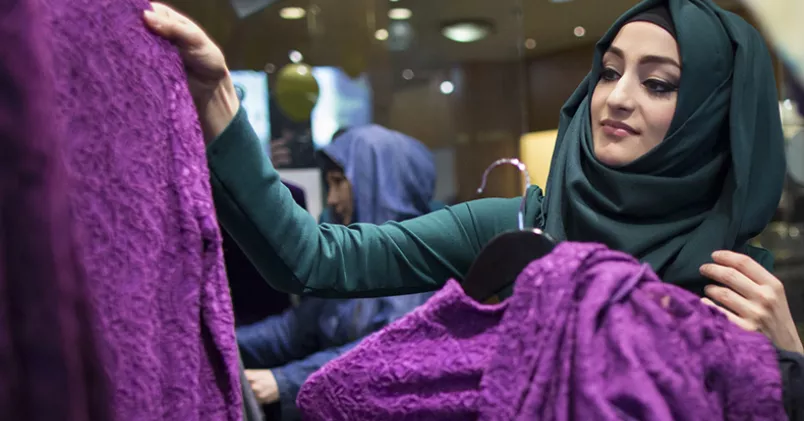 Det är möjligt för en arbetsgivare att förbjuda någon att bära muslimsk huvudduk på jobbet, enligt EU-domstolen. Men att hänvisa till en kunds önskemål är inte tillräckliga skäl för att sparka någon. Alexander Zemlianichenko/AP Photo/TT