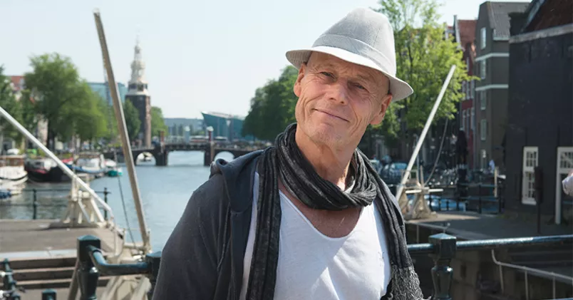 Jerry Terol, 62 år, äger tillsammans med sin fru ett café i centrala Amsterdam. Han tycker att deltidspension låter som "en smart idé", men funderar själv på att flytta utomlands. Gabriela Hengeveld