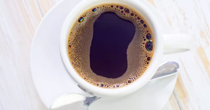 Vänta med morgonkaffet och ta första koppen när du hunnit kolla igenom mejl och annat på kontoret. Det är mellan 9.30-11.30 som hjärnan behöver kaffet som mest. Colourbox