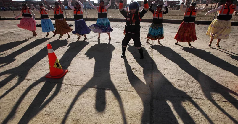 Bolivianska trafikpoliser, så kallade "cholitas", övar sig inför uppdraget att skapa ordning i El Altos trafikkaos. Juan Karita/AP/TT