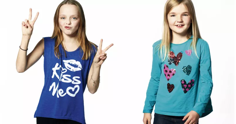 Minea Stewart, 12 år, och Sofia Sand, 11 år, började på Kodcentrum under hösten och vill gärna fortsätta till nästa steg. "Det är jätteroligt att hålla på med dator", säger Minea Stewart. Stefan Holm