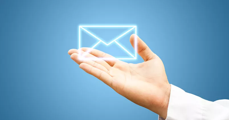 Att få lönebeskedet till en digital brevlåda är både behändigt och säkert. Hand håller upp digital symbol för mejl.