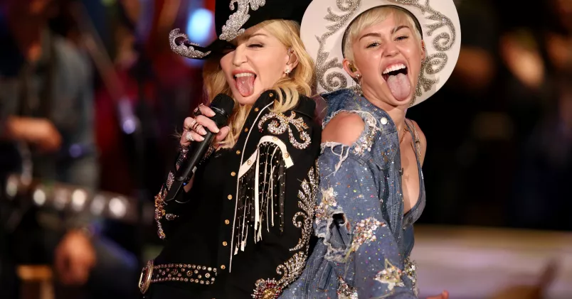 Man kan nog drista sig till att gissa att artisterna Madonna och Miley Cyrus är av den extroverta personlighetstypen. Men säker kan man aldrig vara. Många introverta tvingas lära sig låtsas vara extroverta för att ta sig fram. Sandy M Cohen AP/TT
