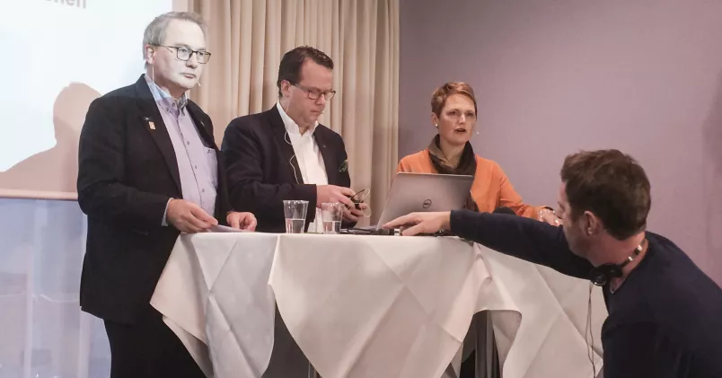 Ulf Bengtsson, ordförande Sveriges Ingenjörer, Martin Linder, ordförande Unionen och Anna Karin Hatt, vd Almega tar i hand om flexpension och annat. Ulf Bengtsson, Martin Linder och Anna Karin Hatt vid en presskonferens.