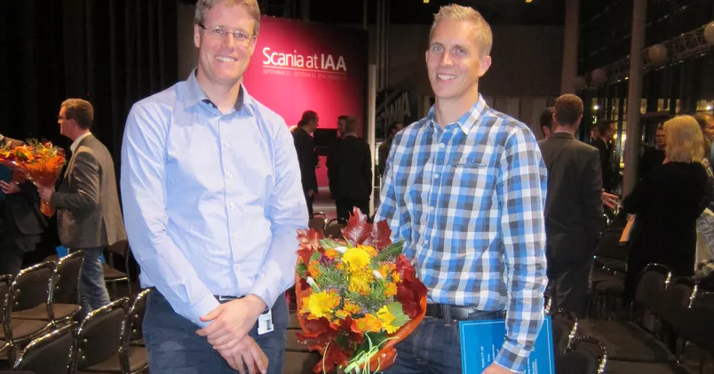 Per Sahlholm (till vänster) och Jonny Andersson (till höger) var två av de medarbetare på Scania som på tisdagskvällen fick ta emot patentplaketter vid bolagets årliga Uppfinnarparty, för patent som godkändes under 2013. Jonny Andersson fick även ta emot en särskild belöning för en av Scania utsedd extra värdefull uppfinning. Hans Waldebäck