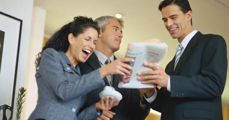 Sarkasm leder till ökad kreativitet men till fler konflikter. Så länge det sker mellan dig och någon du litar på. Colourbox