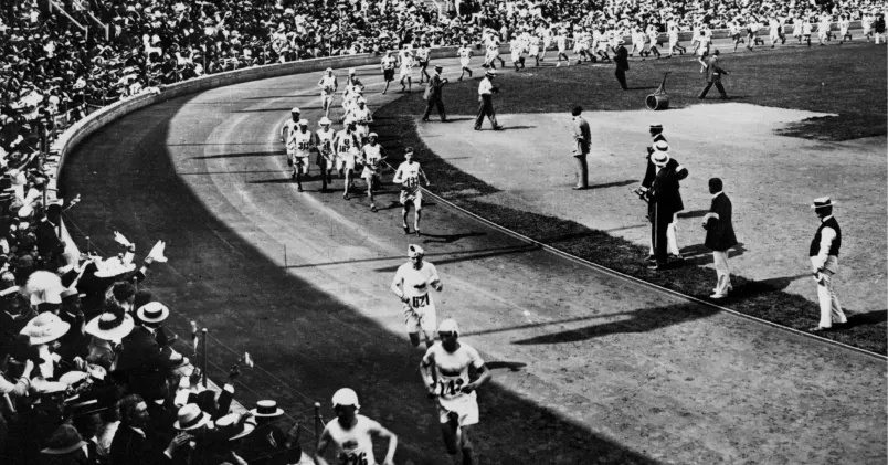 Maratonlöparna lämnar Stadion vid Olympiska Spelen i Stockholm 1912. Portugisen Lazaro avled sedan han drabbats av solsting. TT