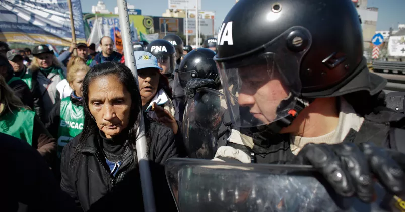 Kravallpolis vid sidan av ett demonstrationståg i samband med en facklig strejk för högre löner och fler jobb, i Buenos Aires, Argentina, 27 augusti 2014. Victor R Caviano/AP/TT