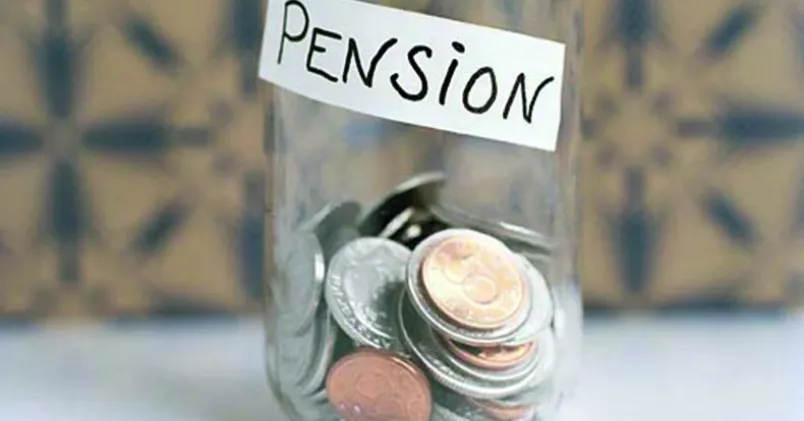 Vill du sparka av dig skorna, luta dig tillbaka och gå i pension redan vid 55? Då krävs det en hel del uppoffringar. Burk med mynt med texten pension.