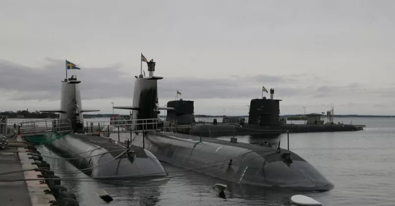 Ubåtstyperna Gotland och Södermanland vid brygga.