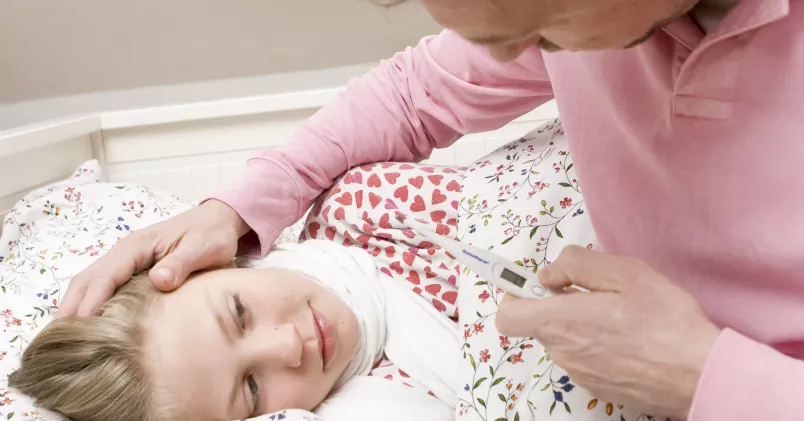 Att arbetsgivare har andra förväntingar på pappor än på mammor kan vara en orsak till att män förlorar mer på att vabba än kvinnor. Colourbox