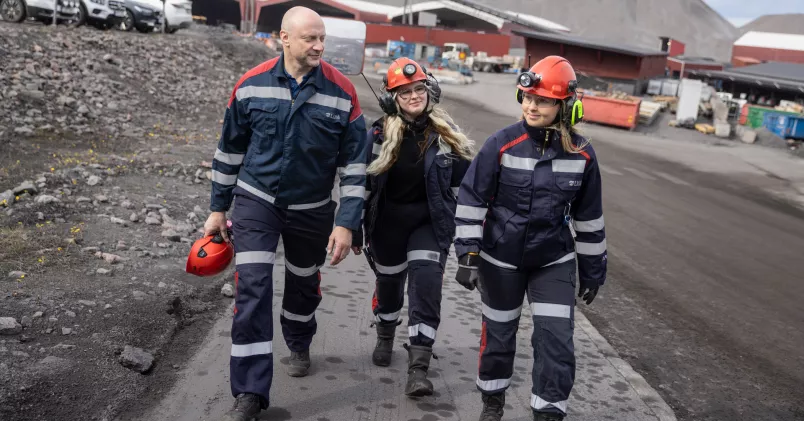 Jan Carlsten, Wilma-Saga Persson och Matilda Niemi utomhus vid LKAB:s gruva i Kiruna. 