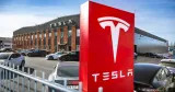 Tesla sympatitåtgärd Unionen varslar om ny blockad mot Tesla – WAECO förbjuds utföra arbete från 3 november. Facklig kamp fortsätter för kollektivavtal. En röd Tesla-skylt i fronten mot en byggnad i bakgrunden