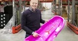 Jonas LIndfors, produktchef på Stiga, var drivande i att flytta hem tillverkningen från Asien. Jonas LIndfors, håller upp en rosa pulka från Stiga.