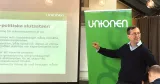 Lars Jagrén, chefsekonom på Unionen, presenterar förbundets konjunkturprognos - som för första gången också tittat på medlemmarnas ärenden till rådgivningen, en ärendekurva som visar sig följa utvecklingen på arbetsmarknaden i stort.  Kollega