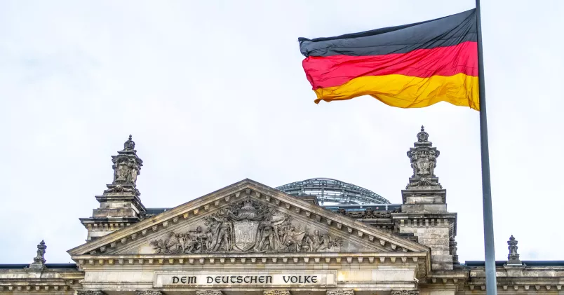 Tysk flagga utanför riksdagshuset i Berlin. 