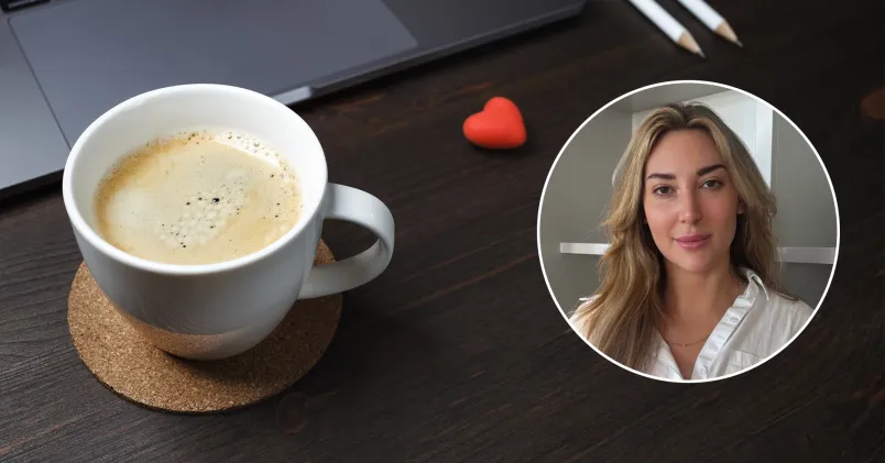 Avskedsfika på jobbet En kaffekopp står på ett bord
