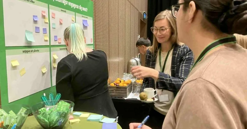 Deltagare väljer frågor som engagerar dem Unionen satsar på att få fler unga att engagera sig fackligt genom initiativet Generation You. Målet är att stärka den svenska modellen och inspirera nästa generation till att ta förtroendeuppdrag.På bild: Ungdomar sätter upp postit-lappar.