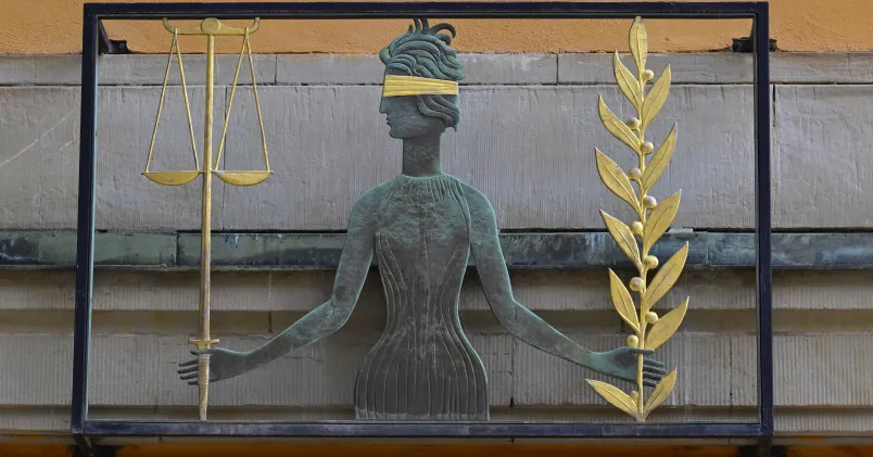 Stockholms tingsrätt Fru justitia ovanför ingången till Stockholms tingsrätt.