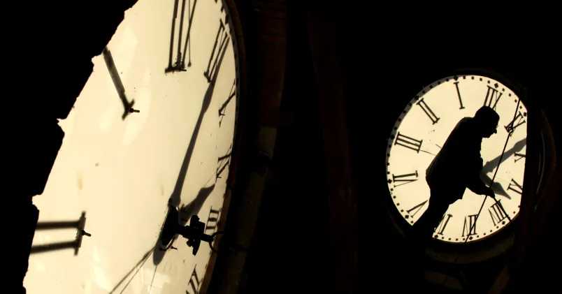 en timme ställs tillbaka Ny forskning: Vintertid bättre för hälsan än sommartid. På bild: två klockor