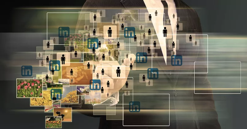 Linkedin är en viktig faktor för att bli hittad av rekryterare. Man i kostym bakom bilder och Linkedin-symboler.