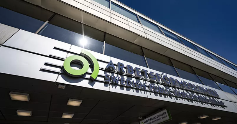 Tjänstemän i privat sektor som blir arbetslösa får ofta jobb i offentlig sektor, till exempel på Arbetsförmedlingen och Polismyndigheten. Johan Nilsson / TT