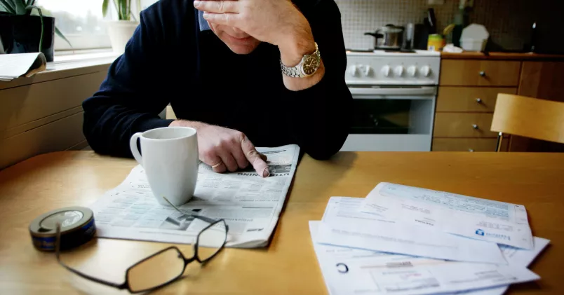 Uppsagd eller avskedad? Det innebär ofta en sorg som kan behöva bearbetas innan man börjar söka nytt jobb, enligt coachen Annika Ollerstam. Jessica Gow/TT