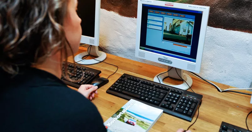Unionen har inlett en särskild drive för att få bilskolor i Skåneregionen att teckna kollektivavtal. Och det ger resultat. Tre av de största har redan tecknat avtal. Kvinnan på bilden gör övningar inför körkortsprovet. Bertil Ericsson/TT