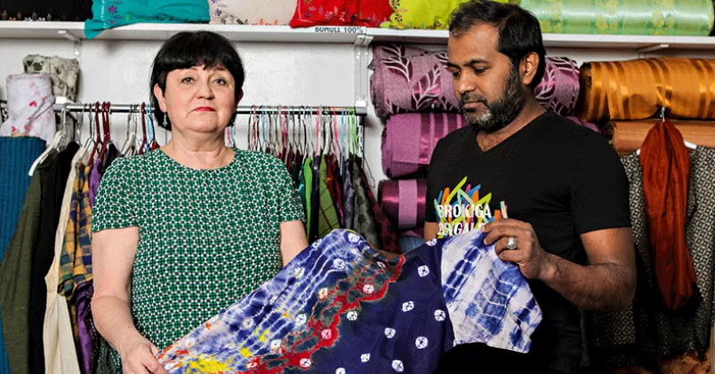 Utan Sirajul Islam, som åker runt på landsbygden i Bangladesh och köper textilier från småhantverkare, kan Christina Nygren inte driva sin butik. Nu hotas han av utvisning. Klas Sjöberg