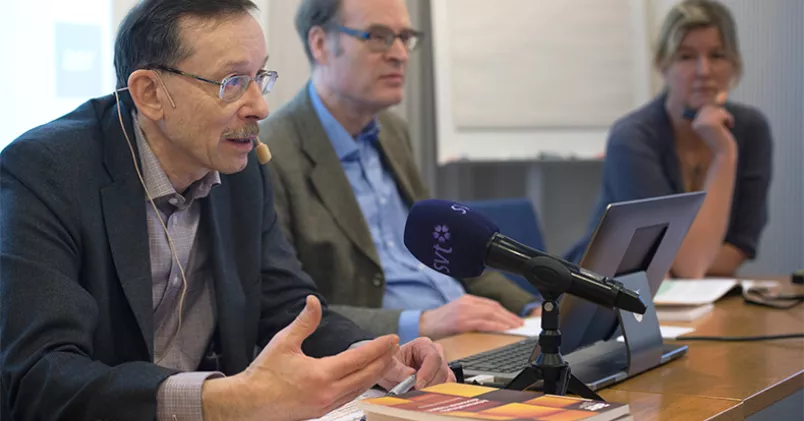 "Nedåt 15 000 kronor i månaden", tycker Arbetsmarknadsekonomiska rådets ordförande Lars Calmfors, tv, att särskilda ingångslöner skulle kunna ligga på. Det sa han vid presentationen av rådets rapport "Dags för större lönespridning?" tillsammans med vice ordförande Per Skedinger och ledamot Ann-Sofie Kolm. Lars Calmfors, till vänster, tillsammans med Per Skedinger och Ann-Sofie Kolm.