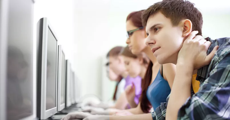 Integrationen på arbetsmarknaden kan bli bättre och vissa pekar på att skillnaden i förvärvsarbete mellan invandrare och infödda är större i Sverige Colourbox