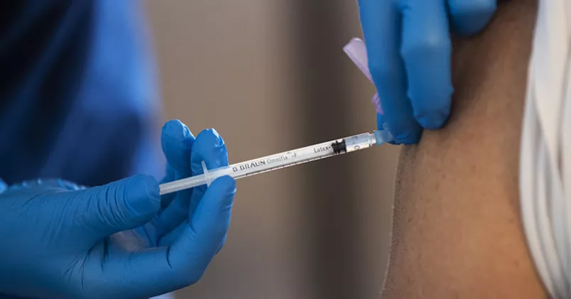 Apoteksanställda borde få gå före i vaccinationskön eftersom de dagligen möter människor som kan vara smittade, anser facket på Apoteket AB. Fredrik Sandberg / TT