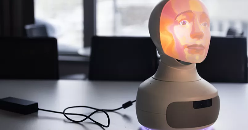 En robotpersonlighetsdesigner ser bland annat till att roboten får mänskliga egenskaper och uttrycker sig lämpligt. (På bilden roboten Furhat som används för fördomsfri rekrytering av företaget TNG.) Naina Helén Jåma/TT