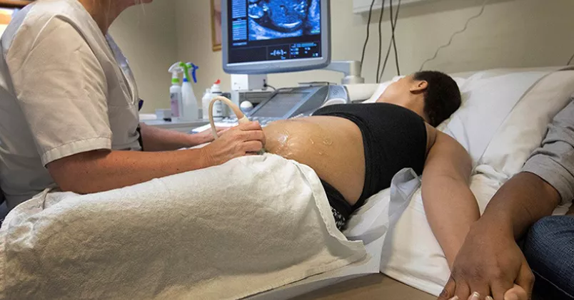 Berätta på jobbet att man är gravid. Gravid på ultraljud.