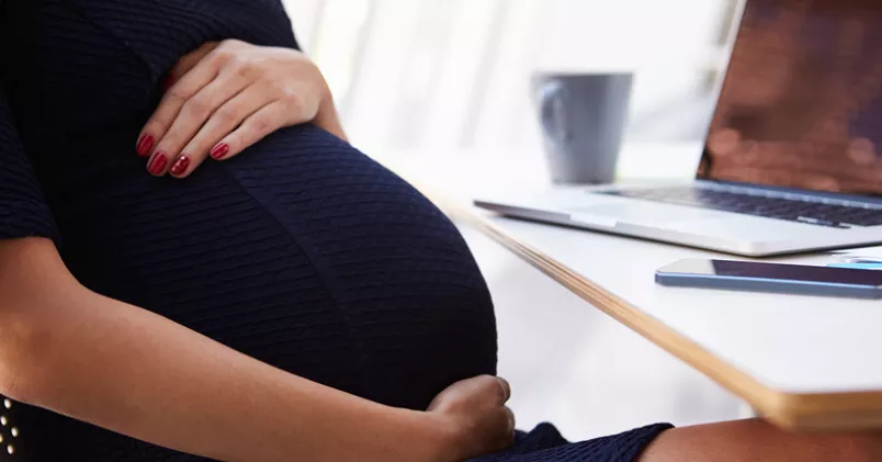 Den gravid kvinnan började särbehandlas efter att hon meddelade att hon väntade barn. Bilden är en genrebild Shutterstock.