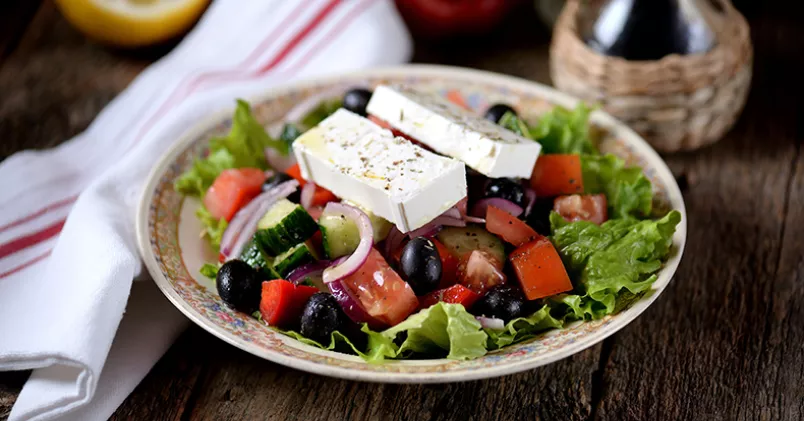 Har distansarbetet lett till en tråkig diet? En grekisk sallad svänger du snabbt ihop och ingredienserna har du ofta hemma. Shutterstock