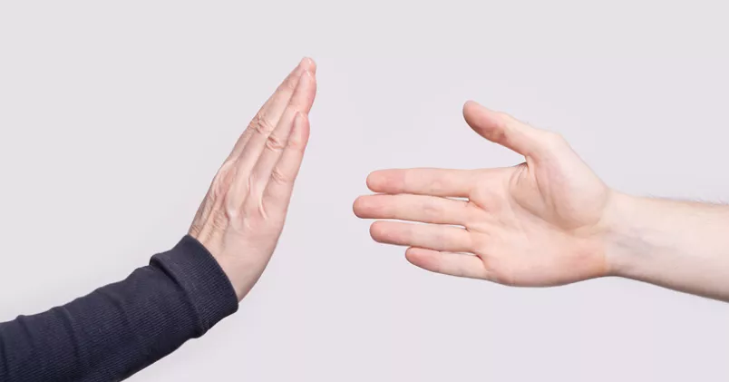 Många vill rata efter handskakningen även efter att restriktionerna lyftes. Shutterstock.