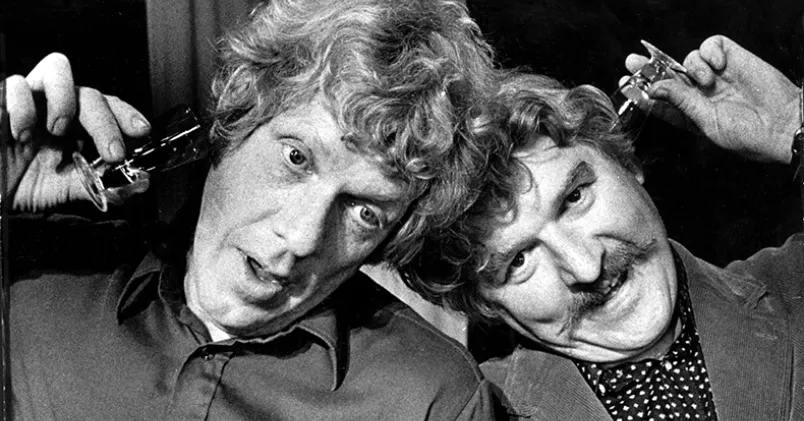 Vänskap på jobbet. Hasse och Tage med varsitt glas mot örat.