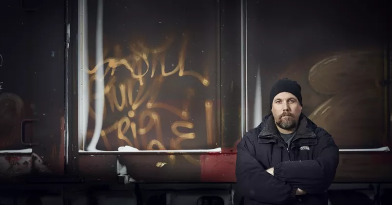 Henrik Åkerberg gick arbetslös i två månader och vet hur snabbt självkänslan faller. I dag har han fått jobb inom lageradministration. Anna-Lena Lundqvist