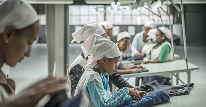 Fabriksarbetare i en textilfabrik utanför Addis Abeba, Etiopien, som tillverkar kläder för H&M. Arbetare i en textilfabrik i Addis Abeba, Etiopien.