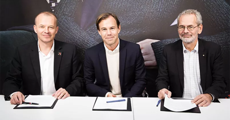 Från vänster, Jykri Raina, generalsekreterare för IndustriALL Global Union, Karl-Johan Persson, vd för H&M och Anders Ferbe, ordförande IF Metall. Från vänster, Jykri Raina, Karl-Johan Persson och Anders Ferbe.