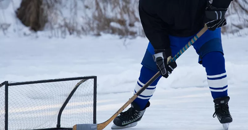Mannen skadade sig när han spelade hockey under sin friskvårdstimme. Iurii Konoval/Colourbox