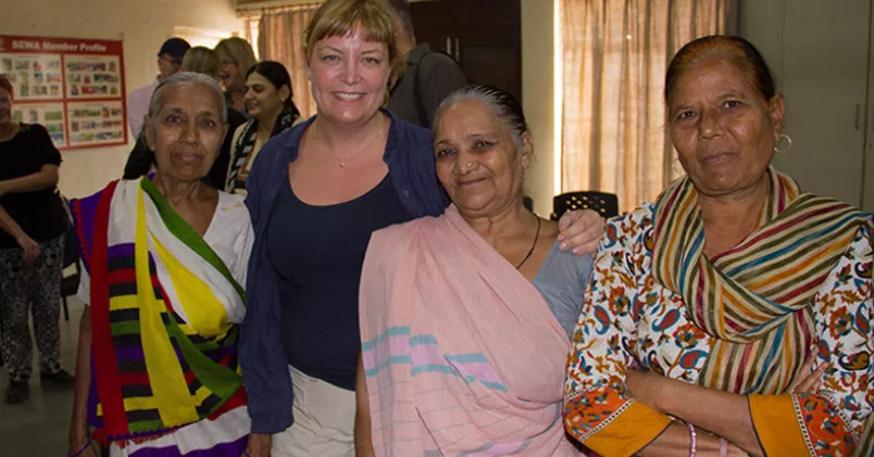 Marina Åman, Unionens andre vice ordförande, tillsammans med kvinnor från SEWA i Indien.