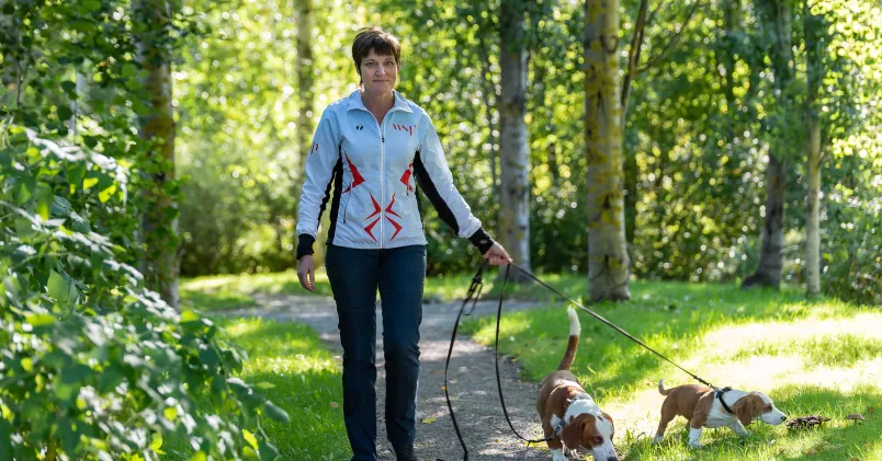 Jenny Norén tillsammans med hundarna Astor och Mumin. Catharina Johnson