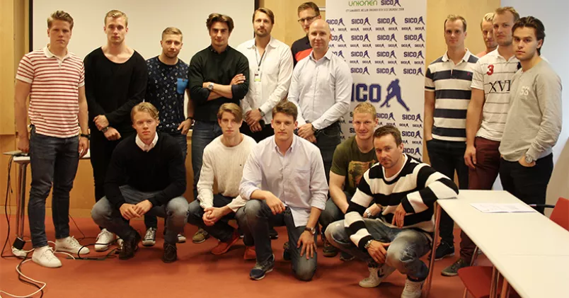 Ishockeyspelare och lagombudsmän i Unionens lokaler i Stockholm